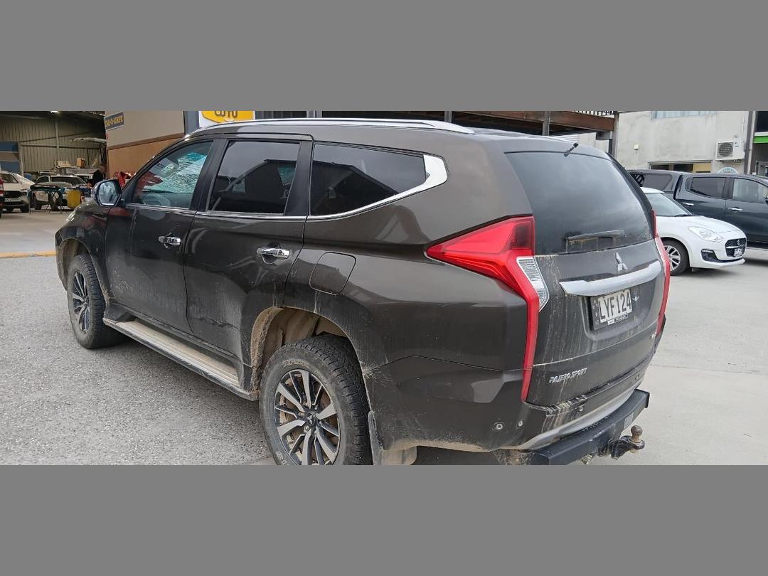 Photo '12' of Mitsubishi Pajero Sport VRX