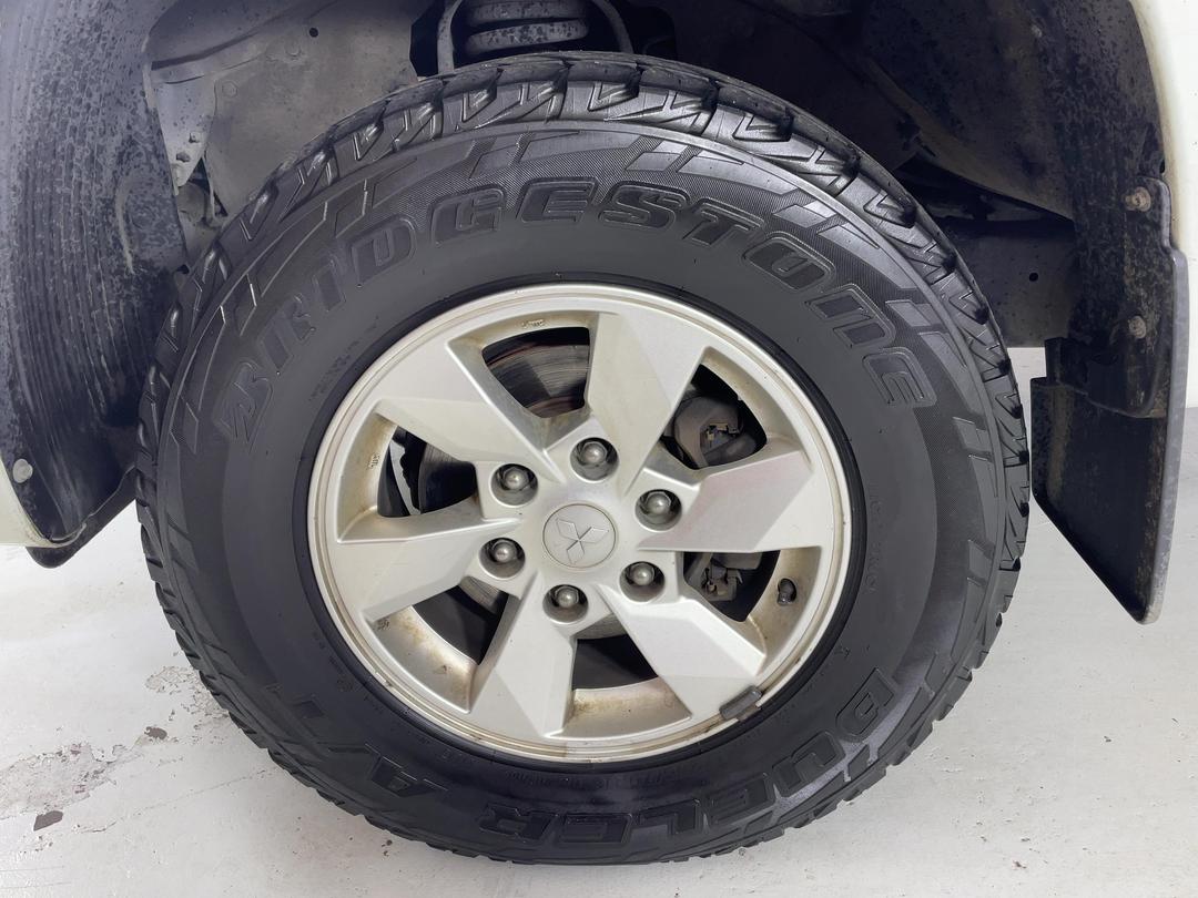 Photo '10' of Mitsubishi Triton