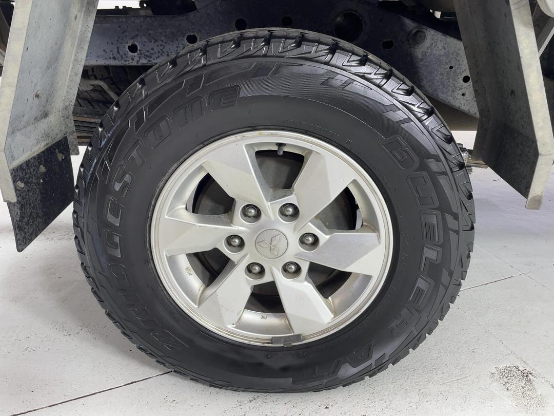Photo '12' of Mitsubishi Triton