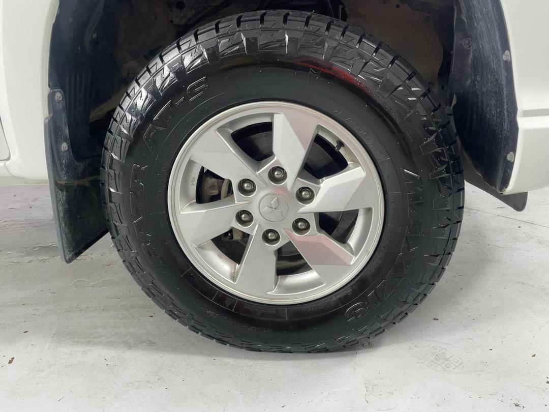 Photo '9' of Mitsubishi Triton