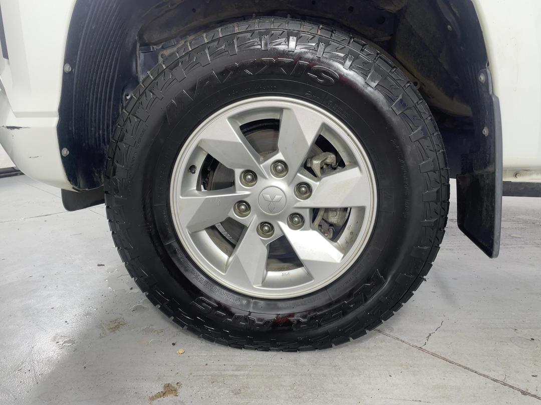 Photo '10' of Mitsubishi Triton