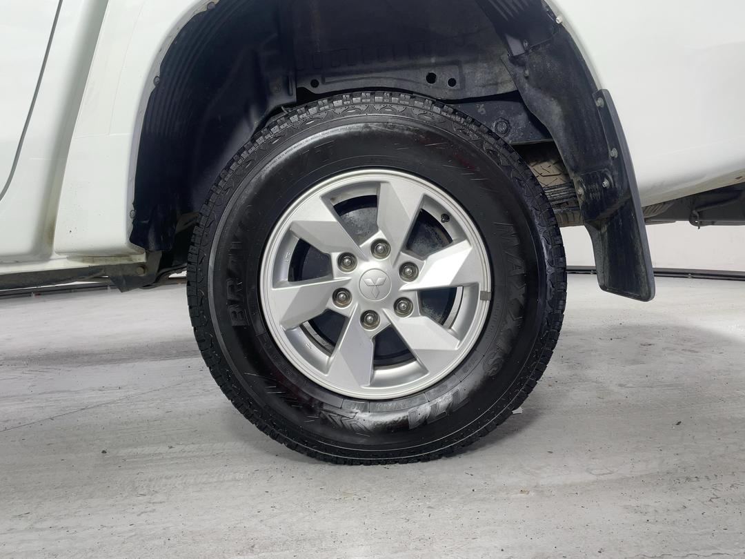 Photo '11' of Mitsubishi Triton
