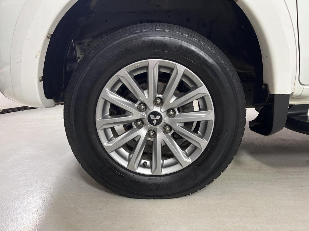 Photo '10' of Mitsubishi Triton