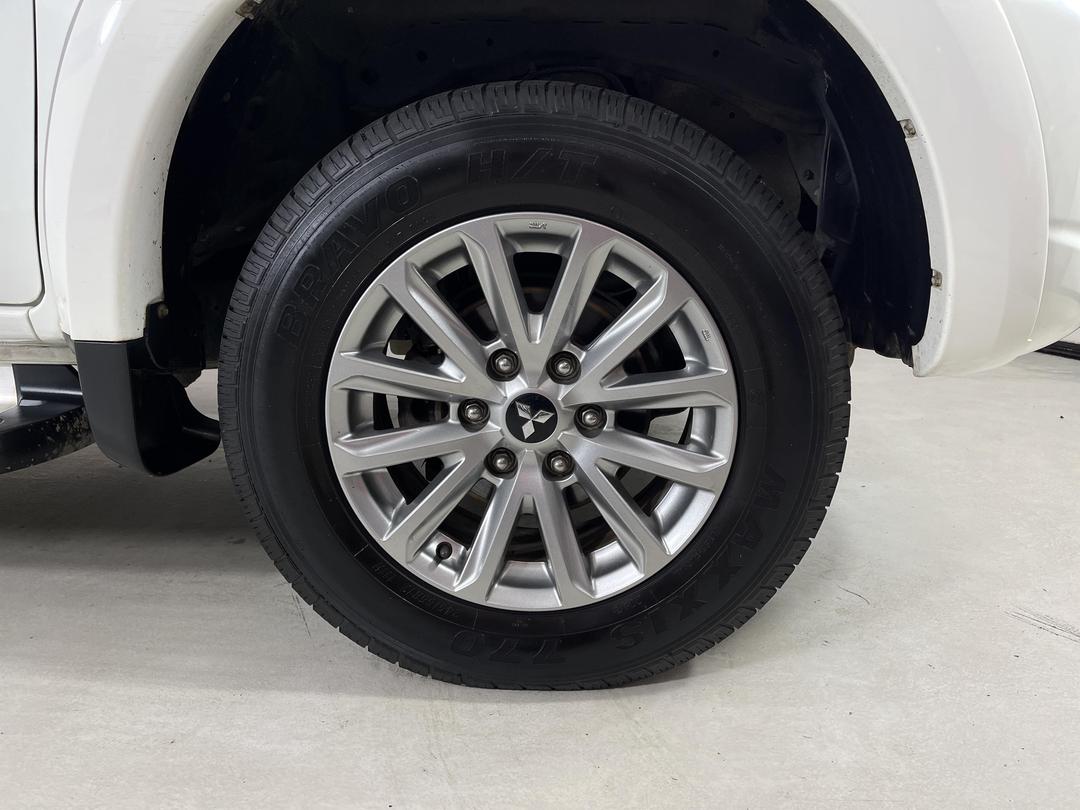 Photo '9' of Mitsubishi Triton