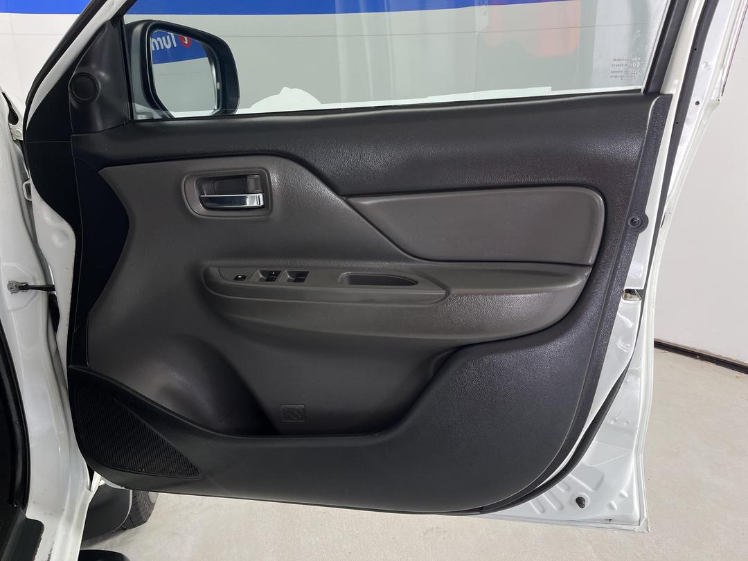 Photo '15' of Mitsubishi Triton