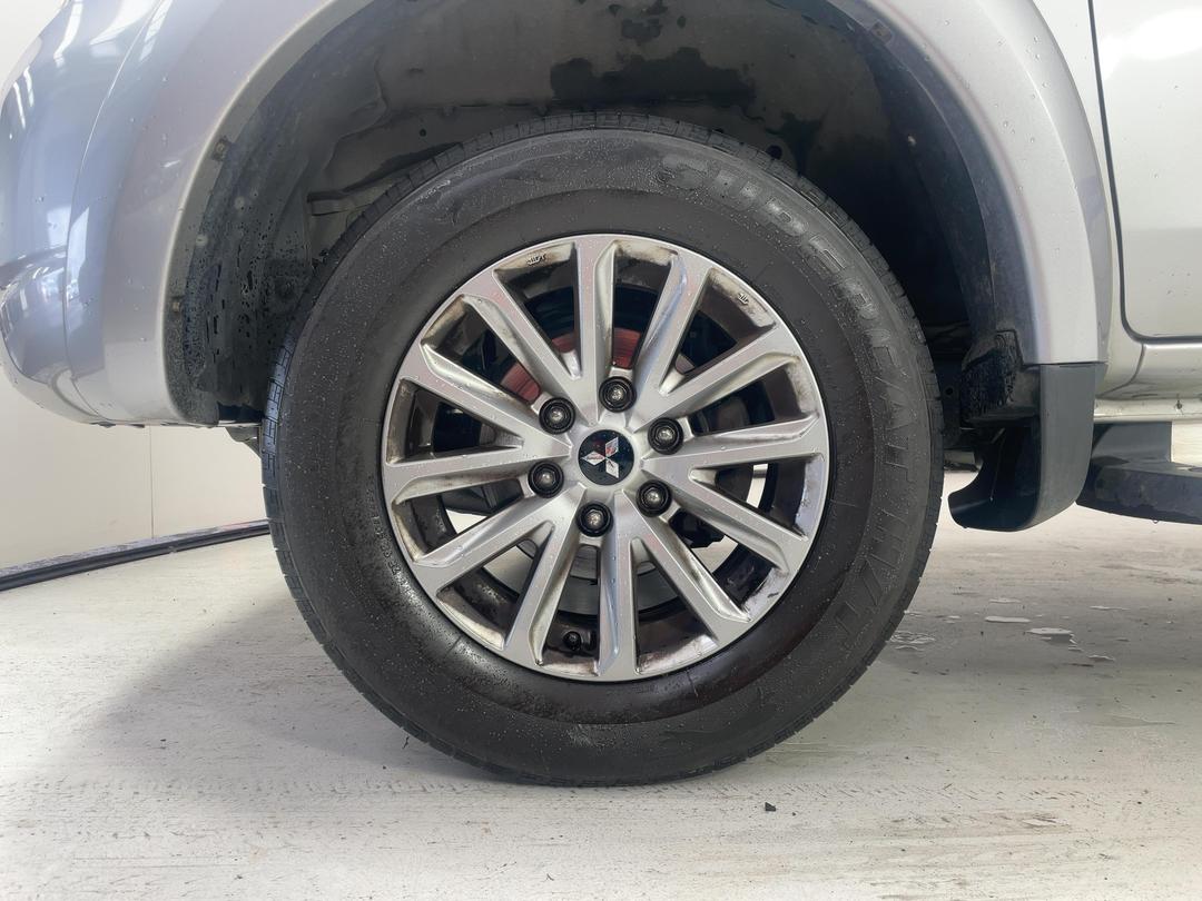 Photo '10' of Mitsubishi Triton