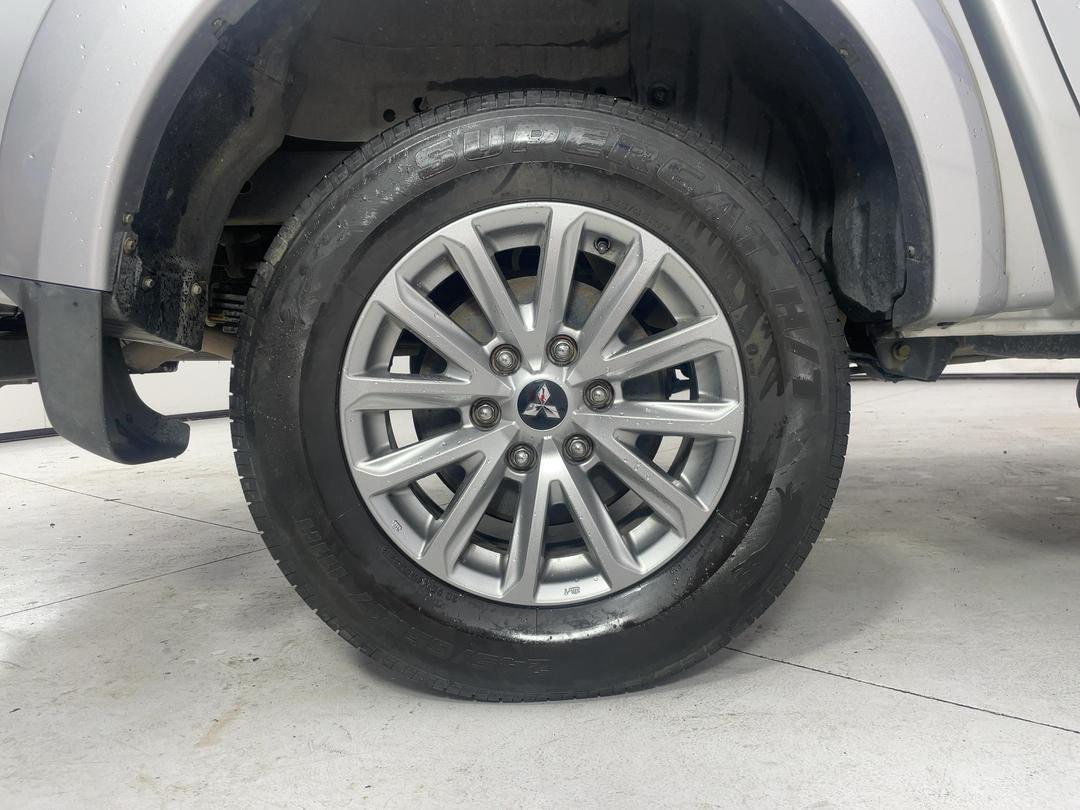 Photo '12' of Mitsubishi Triton