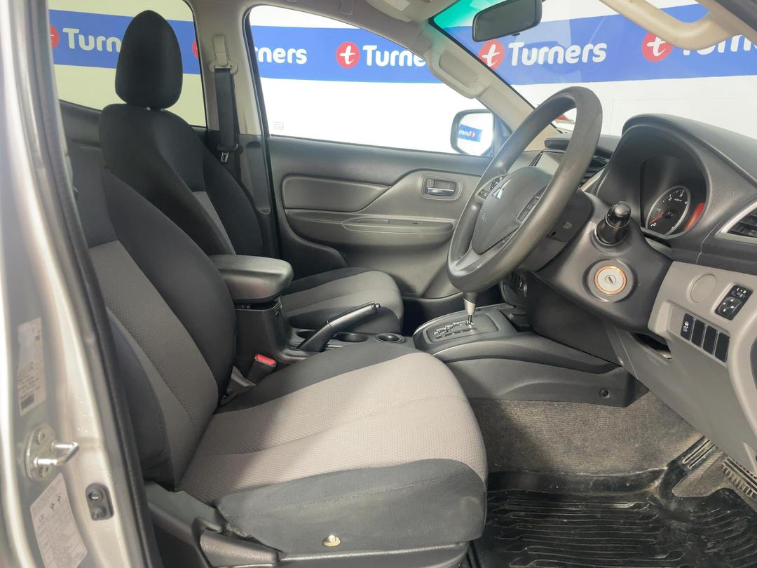 Photo '16' of Mitsubishi Triton