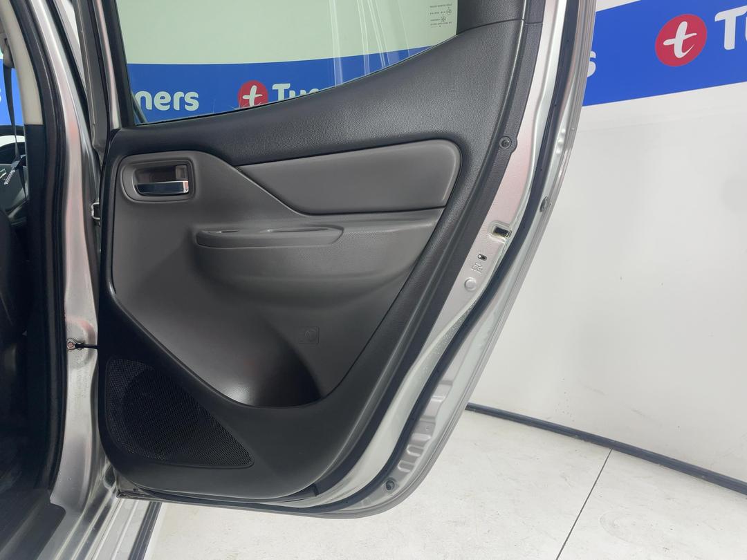 Photo '19' of Mitsubishi Triton