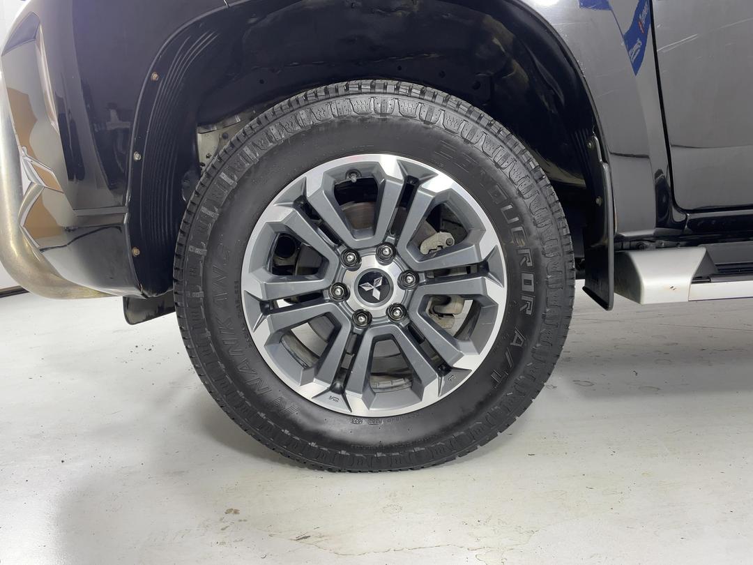 Photo '10' of Mitsubishi Triton