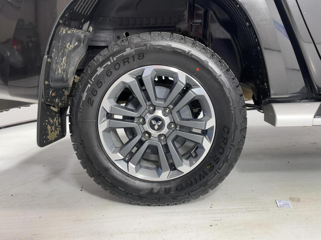 Photo '12' of Mitsubishi Triton