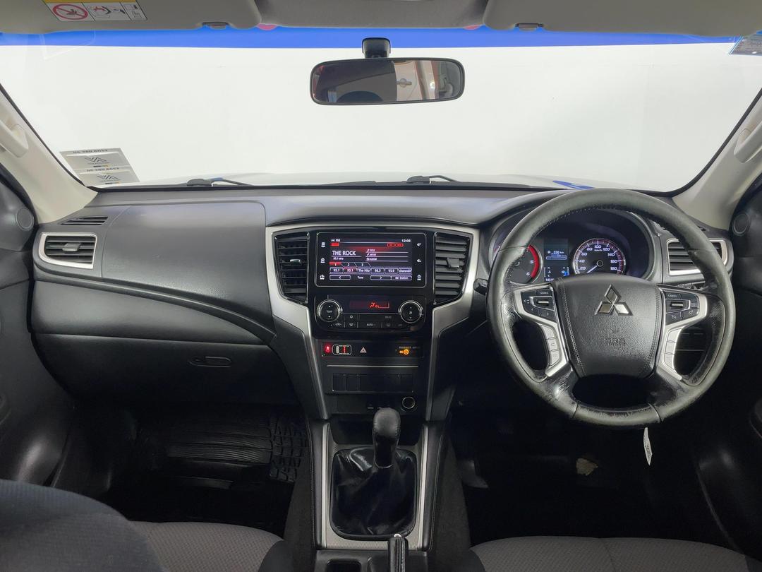 Photo '17' of Mitsubishi Triton