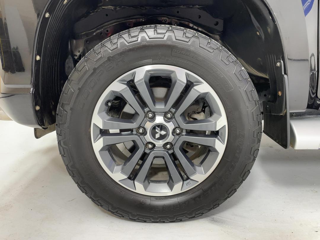 Photo '10' of Mitsubishi Triton