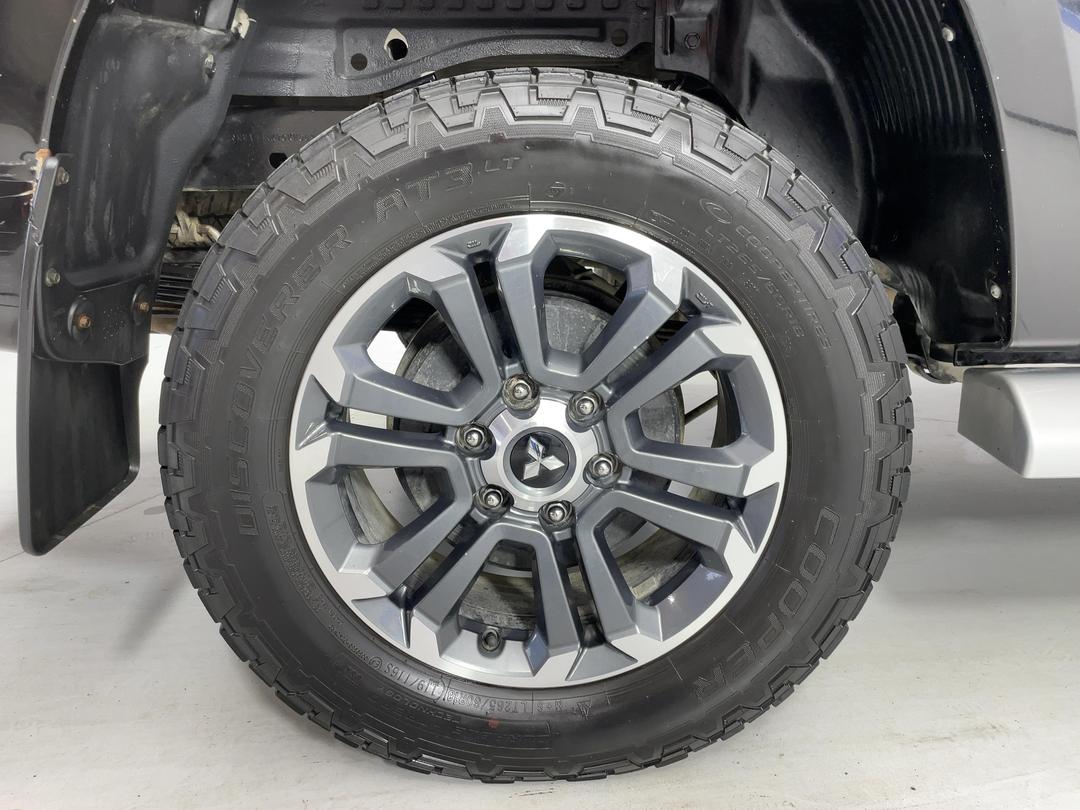 Photo '12' of Mitsubishi Triton