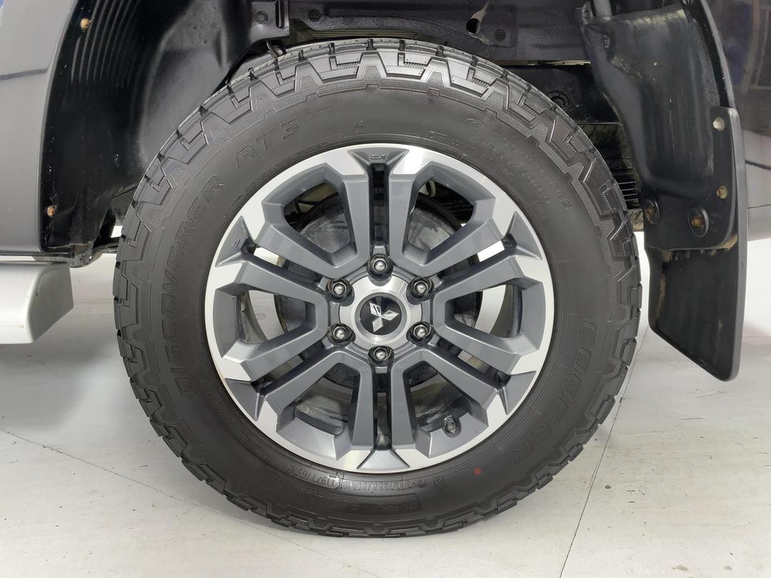 Photo '11' of Mitsubishi Triton