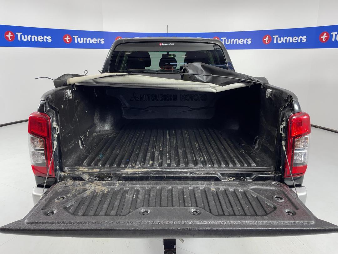 Photo '14' of Mitsubishi Triton