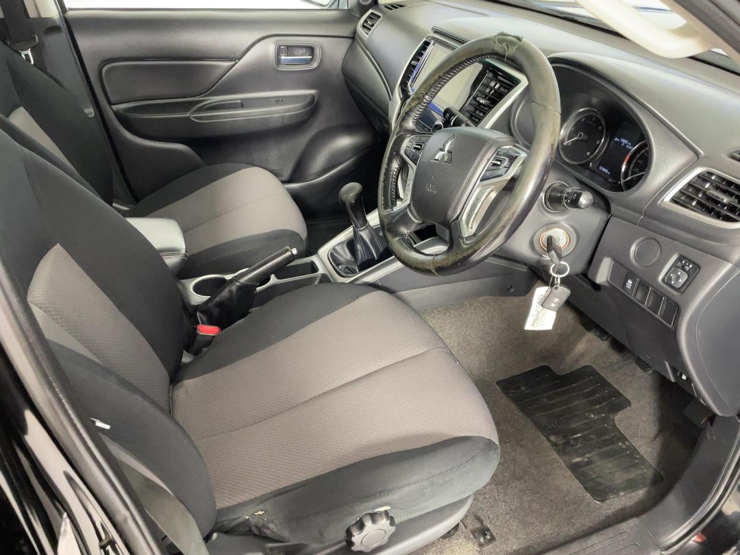 Photo '16' of Mitsubishi Triton