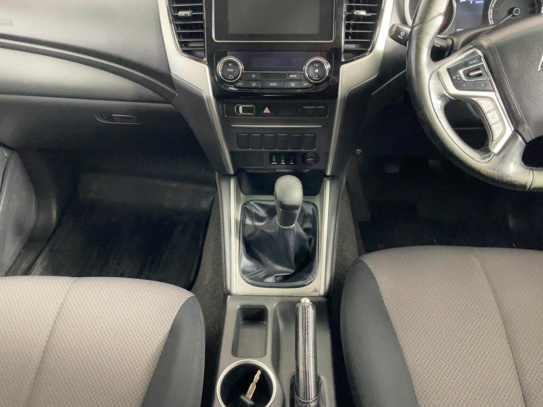 Photo '18' of Mitsubishi Triton