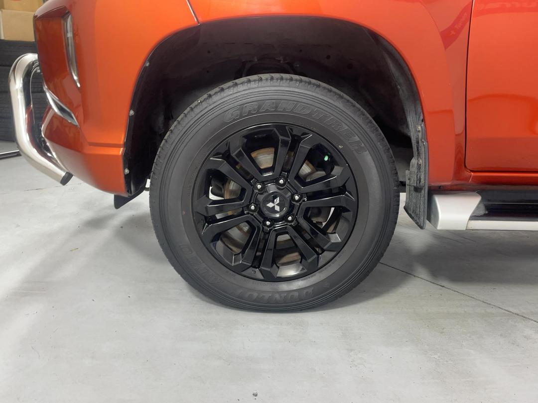 Photo '10' of Mitsubishi Triton