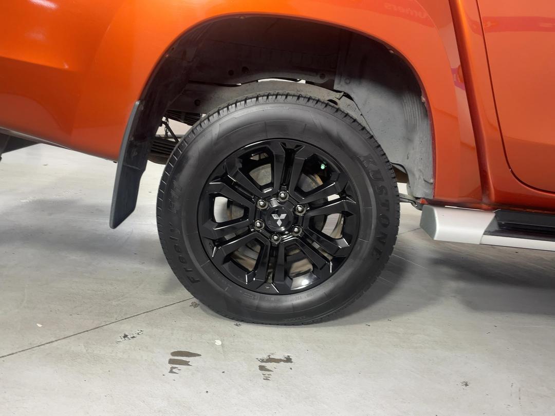 Photo '12' of Mitsubishi Triton