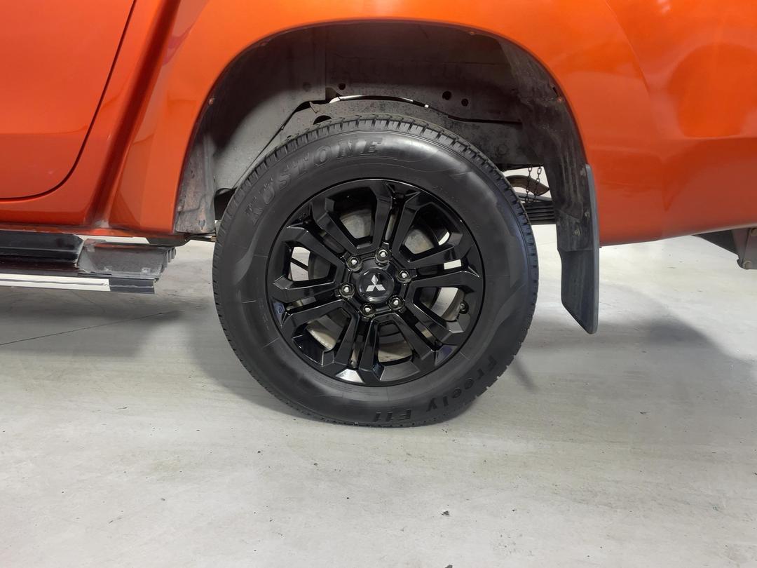 Photo '11' of Mitsubishi Triton