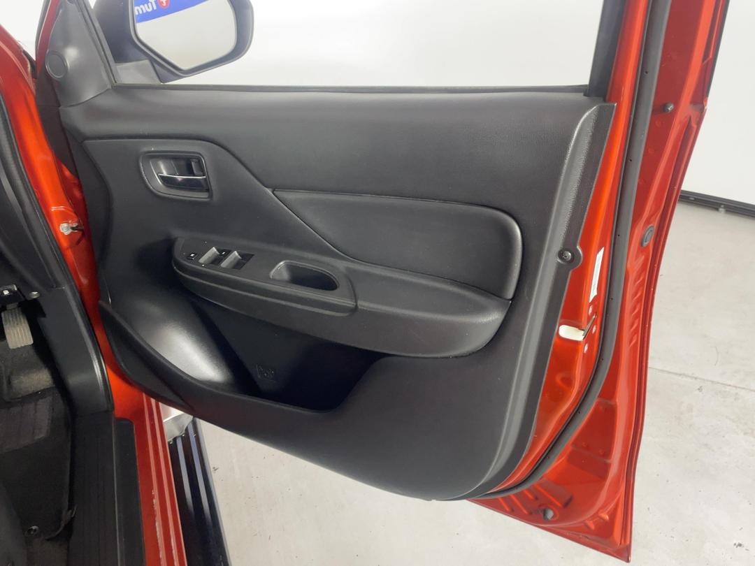 Photo '15' of Mitsubishi Triton