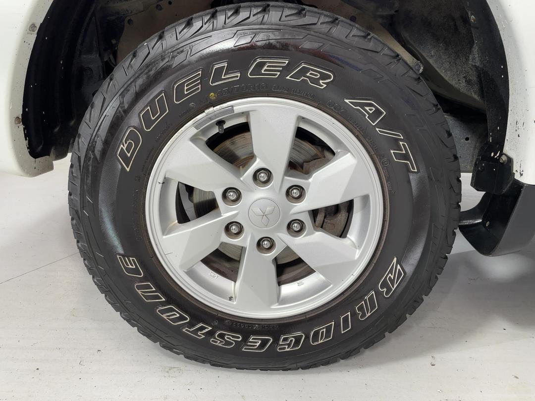 Photo '10' of Mitsubishi Triton