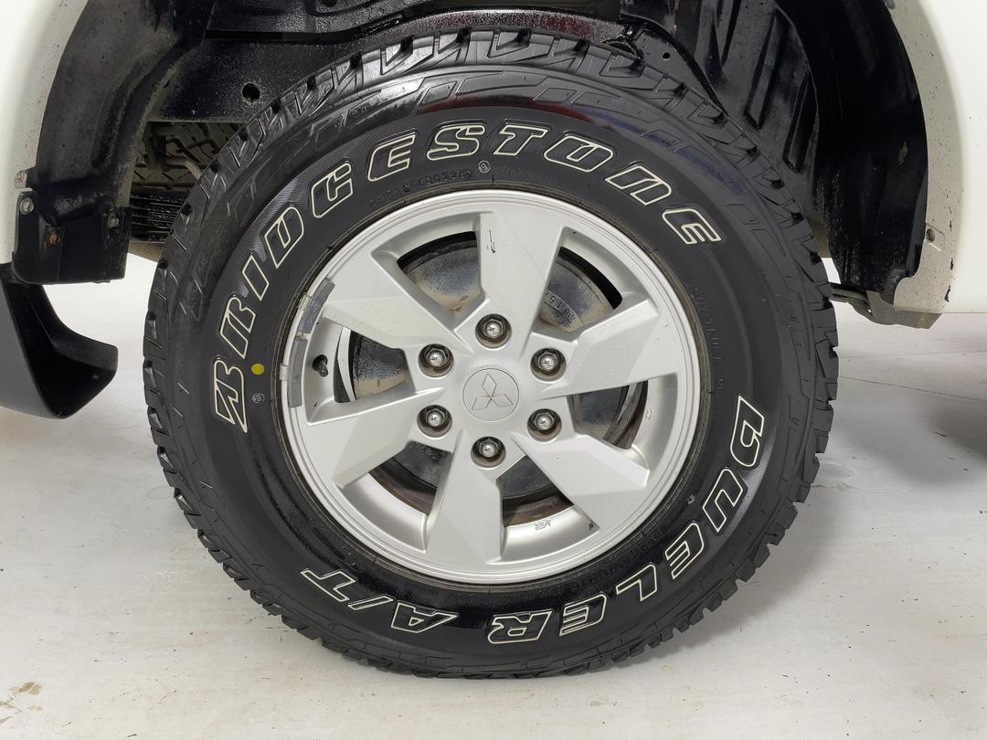 Photo '12' of Mitsubishi Triton