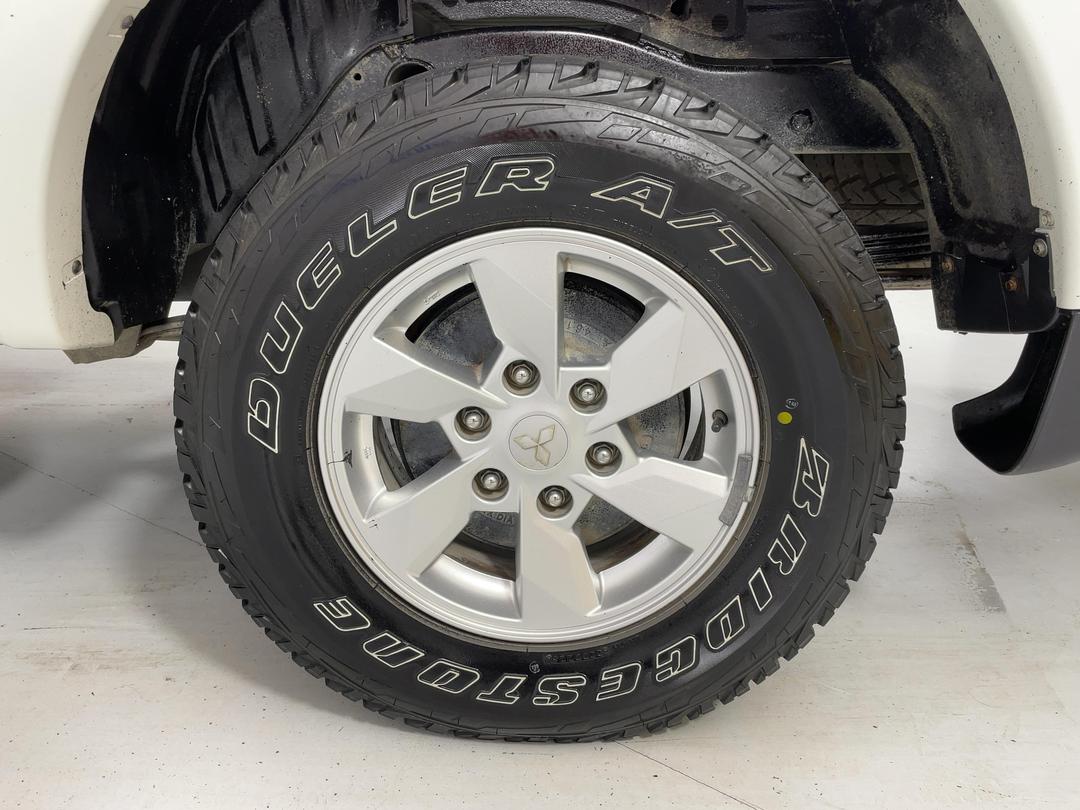 Photo '11' of Mitsubishi Triton