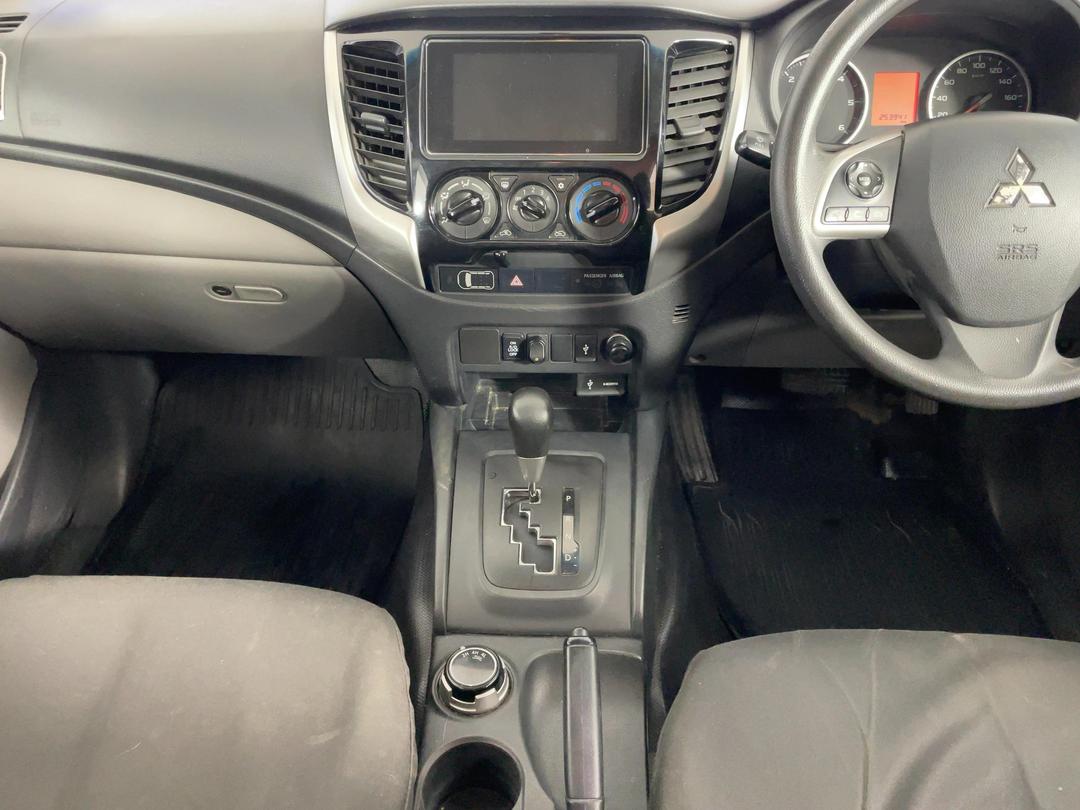 Photo '18' of Mitsubishi Triton