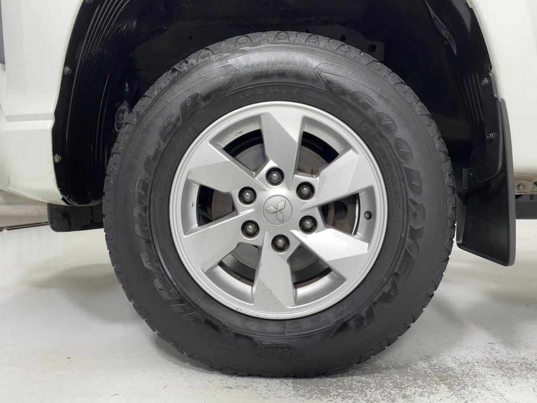 Photo '10' of Mitsubishi Triton