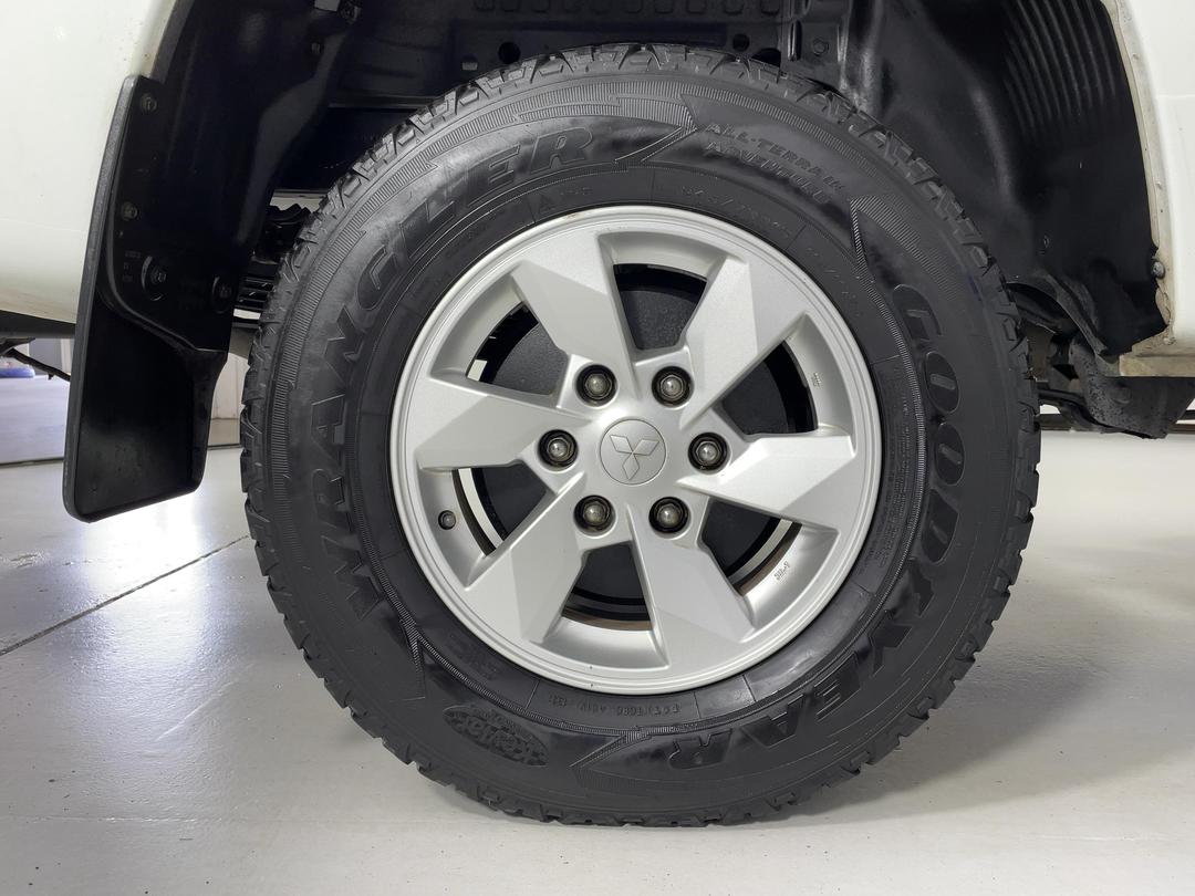 Photo '12' of Mitsubishi Triton