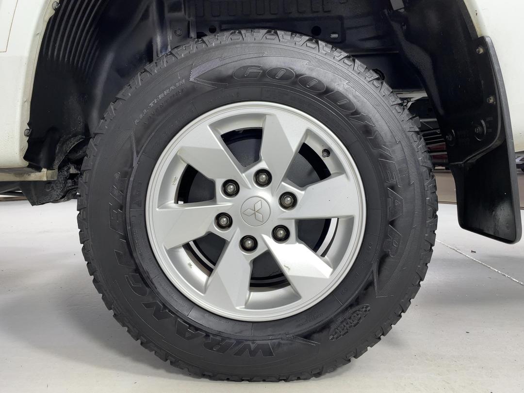 Photo '11' of Mitsubishi Triton