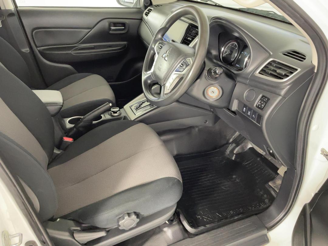 Photo '16' of Mitsubishi Triton