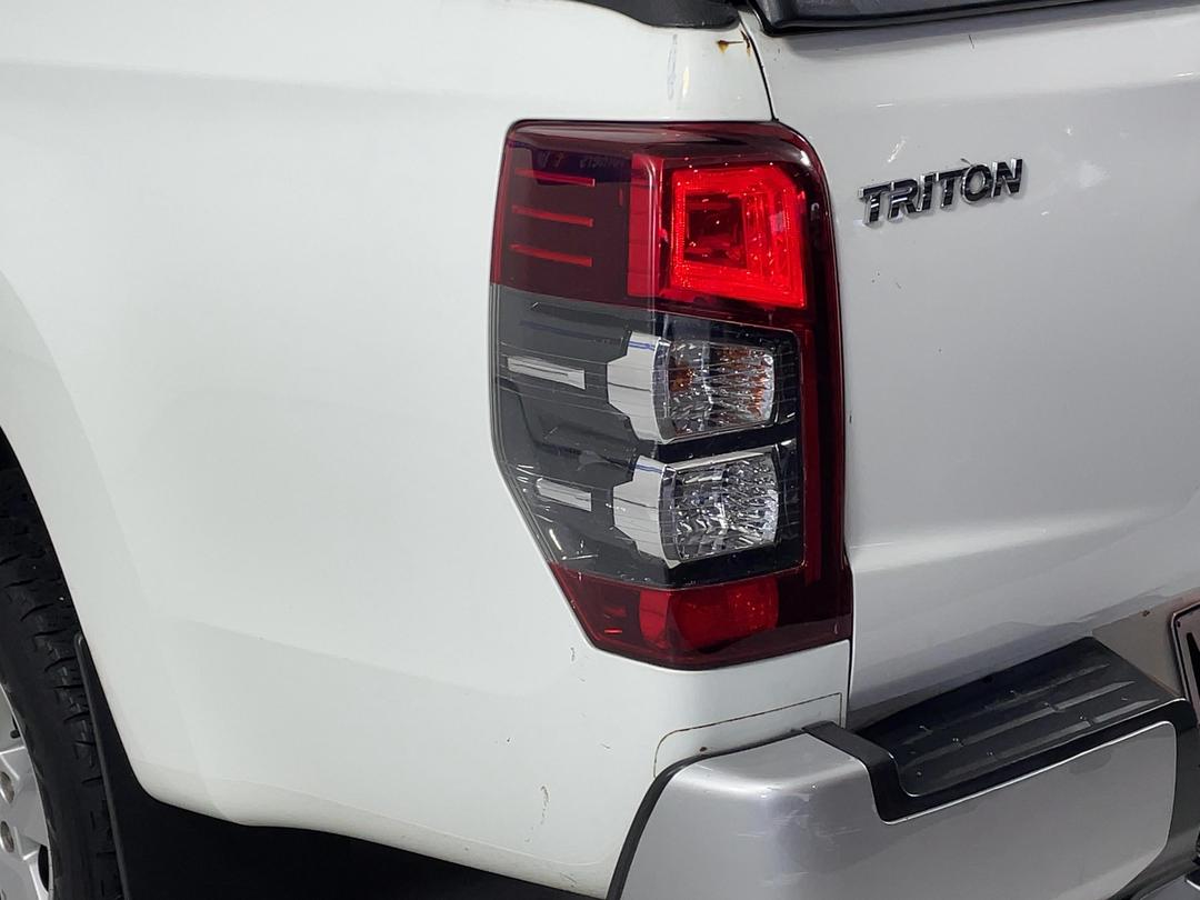 Photo '29' of Mitsubishi Triton
