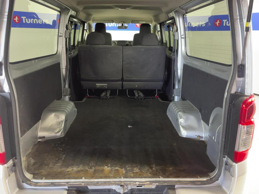 Photo '14' of Nissan NV350
