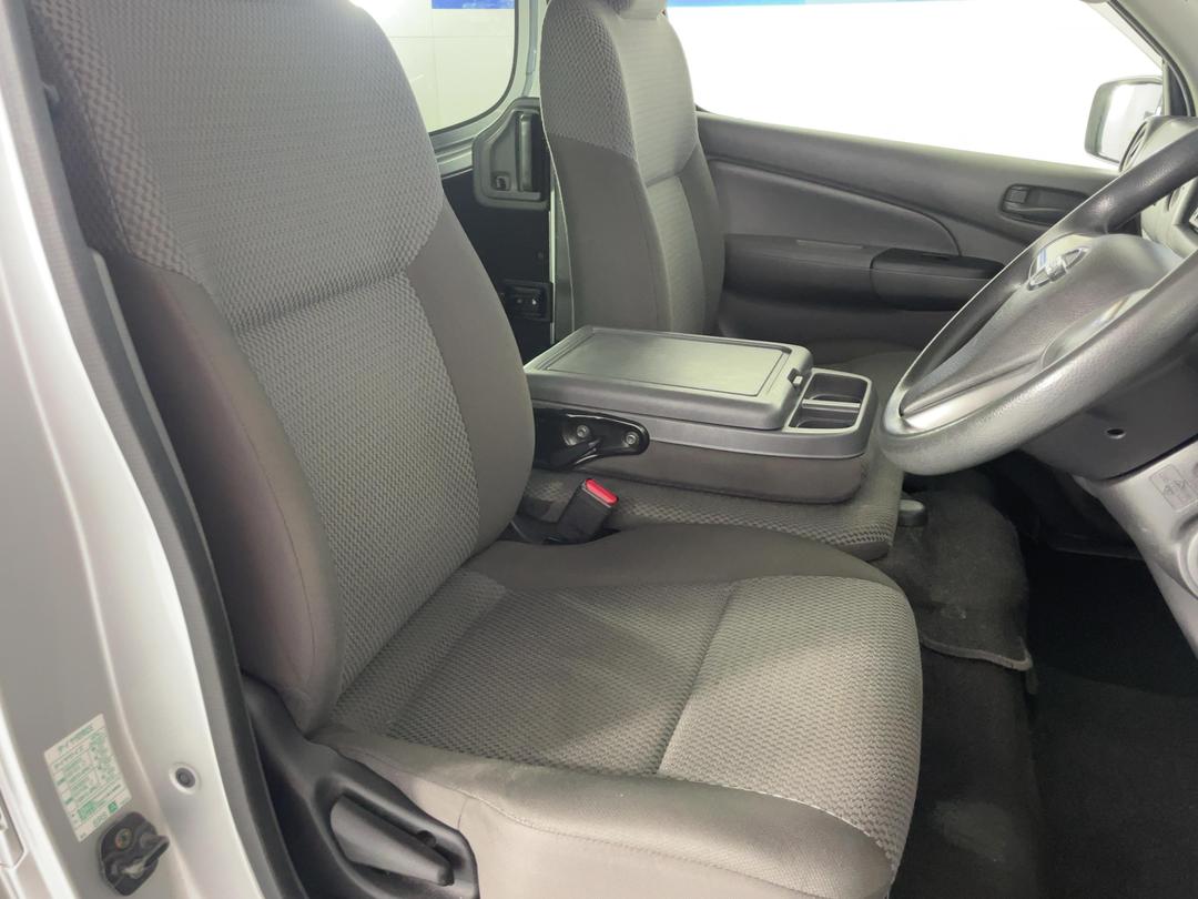 Photo '16' of Nissan NV350
