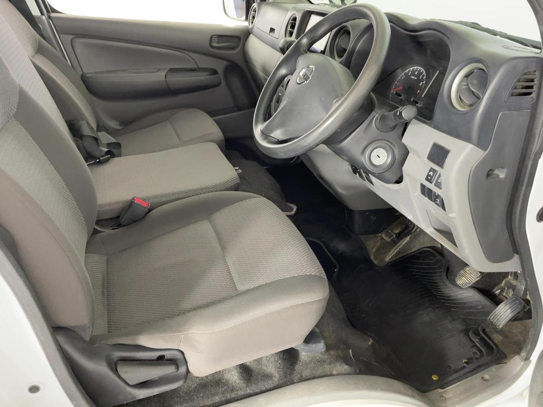 Photo '16' of Nissan NV350