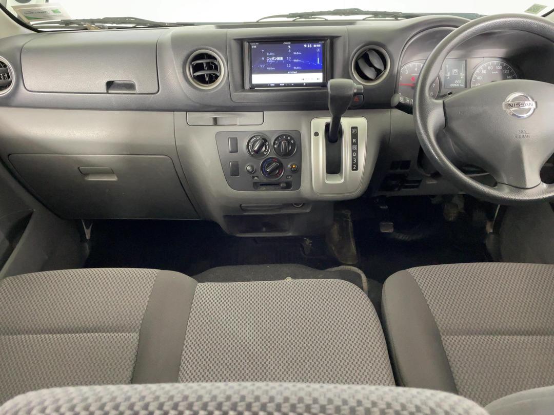 Photo '17' of Nissan NV350