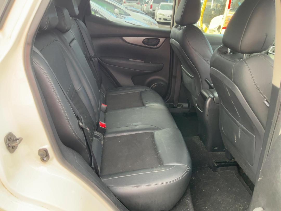 Photo '12' of Nissan Qashqai ST-L