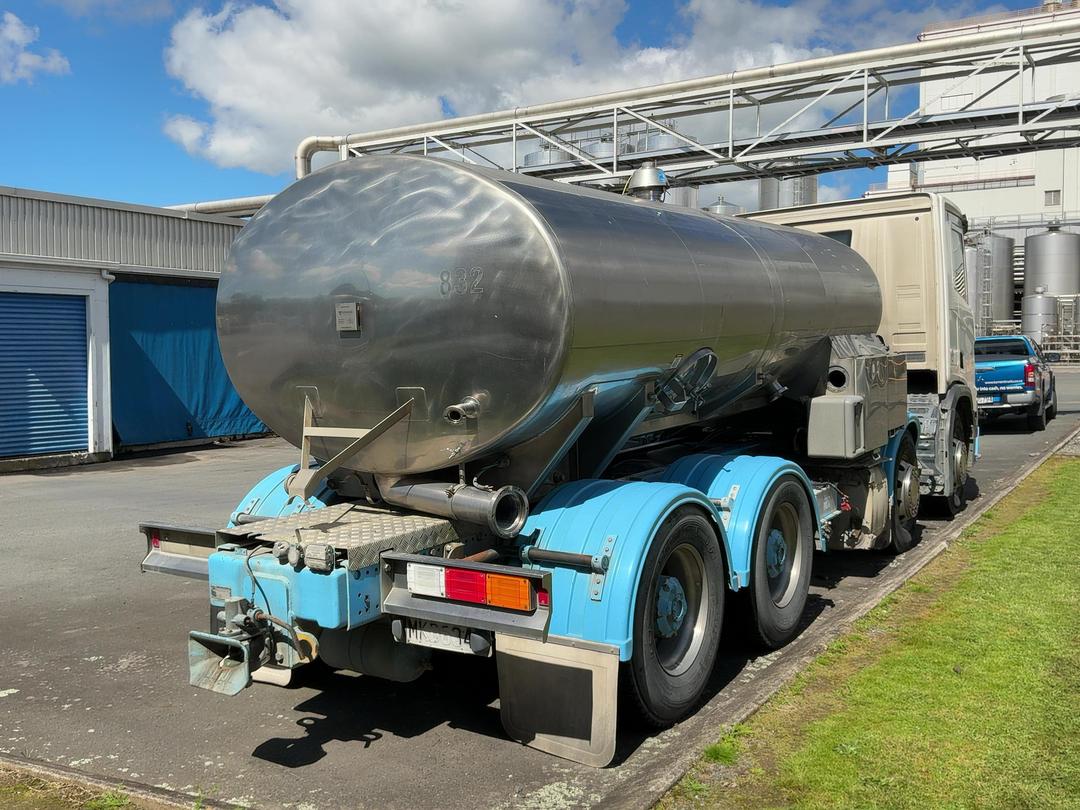 Photo '4' of Scania R R520 B8X4 Tanker