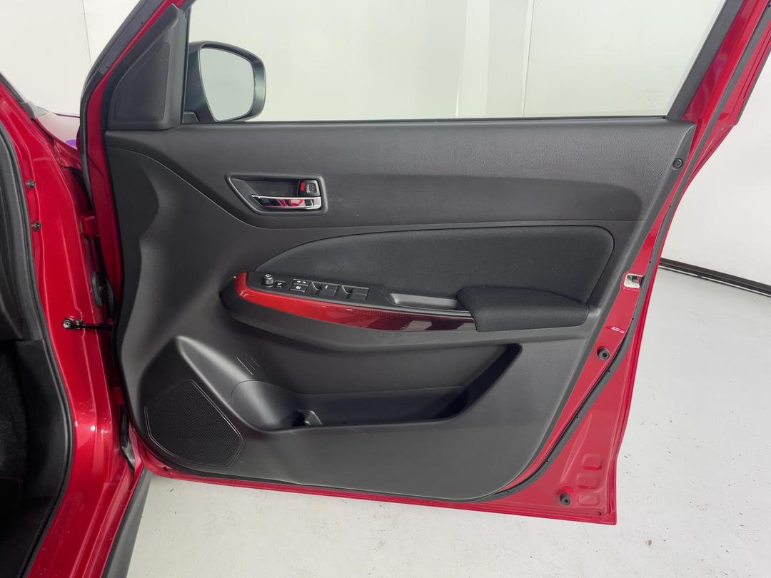 Photo '15' of Suzuki Swift