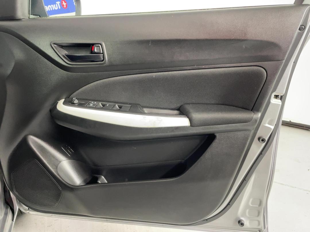 Photo '15' of Suzuki Swift