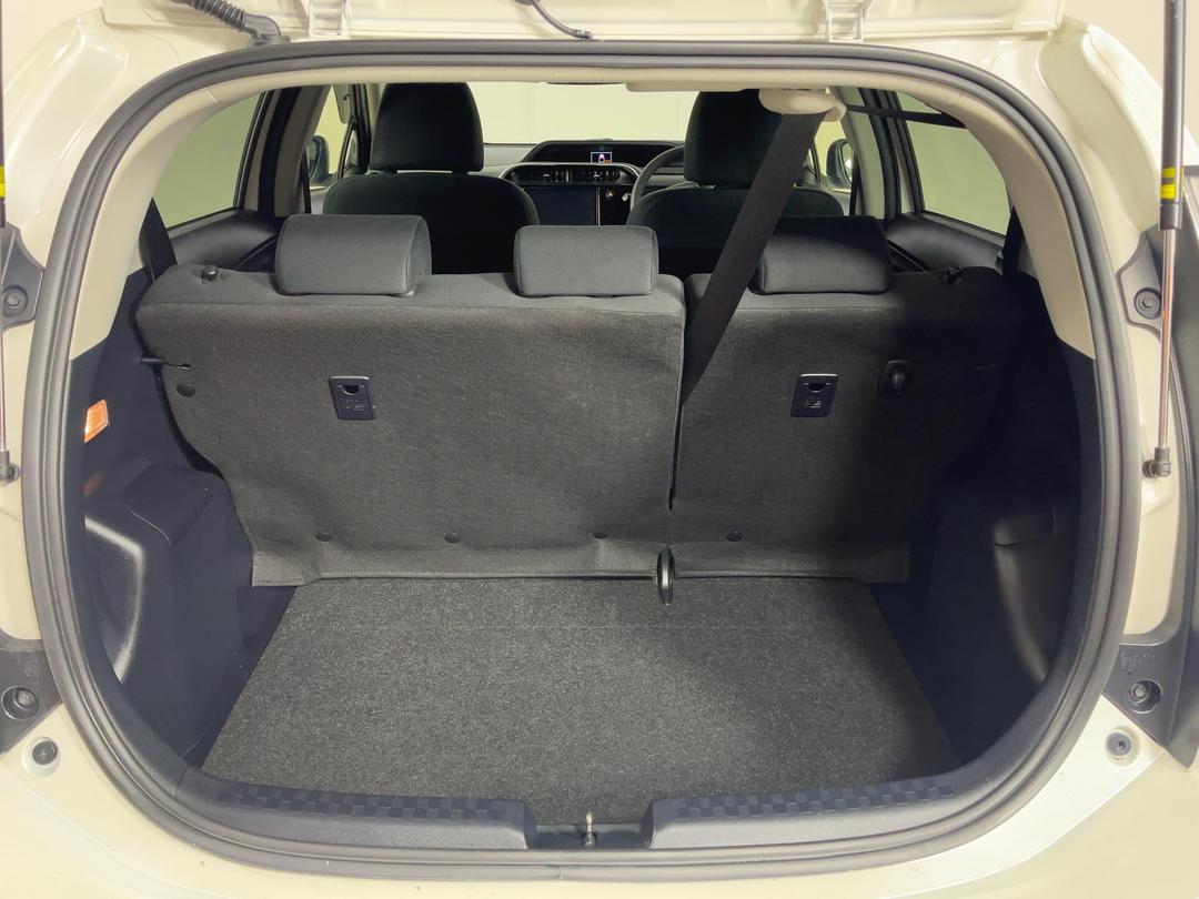 Photo '14' of Toyota Aqua