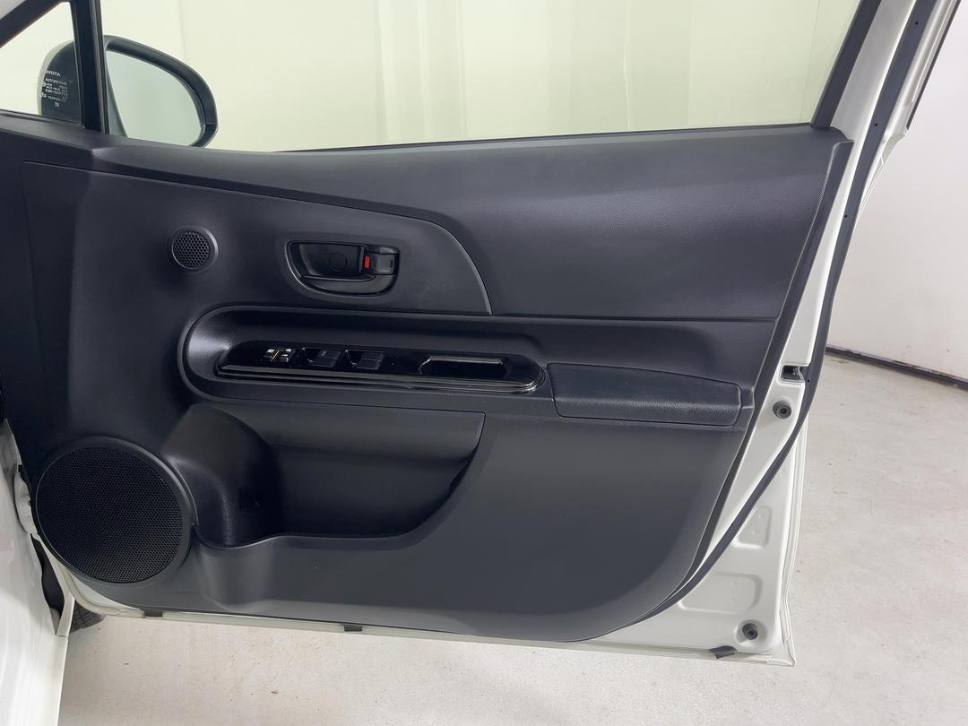 Photo '15' of Toyota Aqua