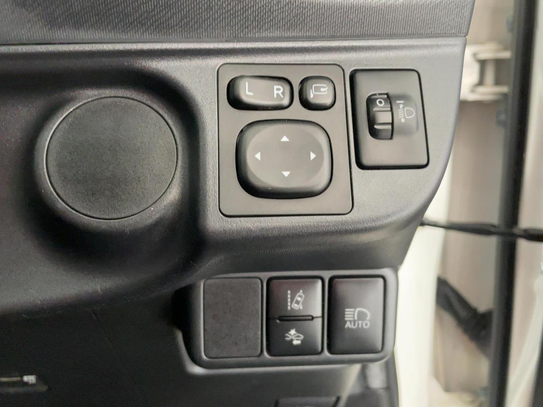 Photo '24' of Toyota Aqua
