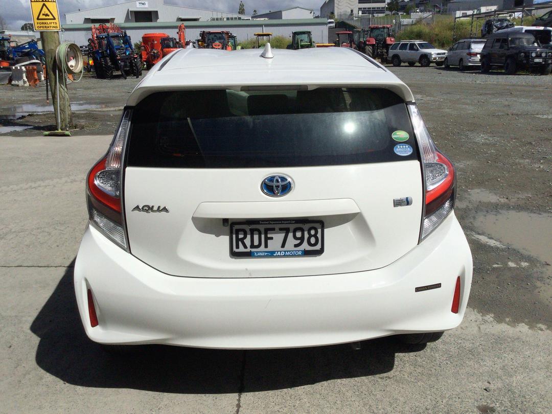 Photo '6' of Toyota Aqua Photo '6' of Toyota Aqua