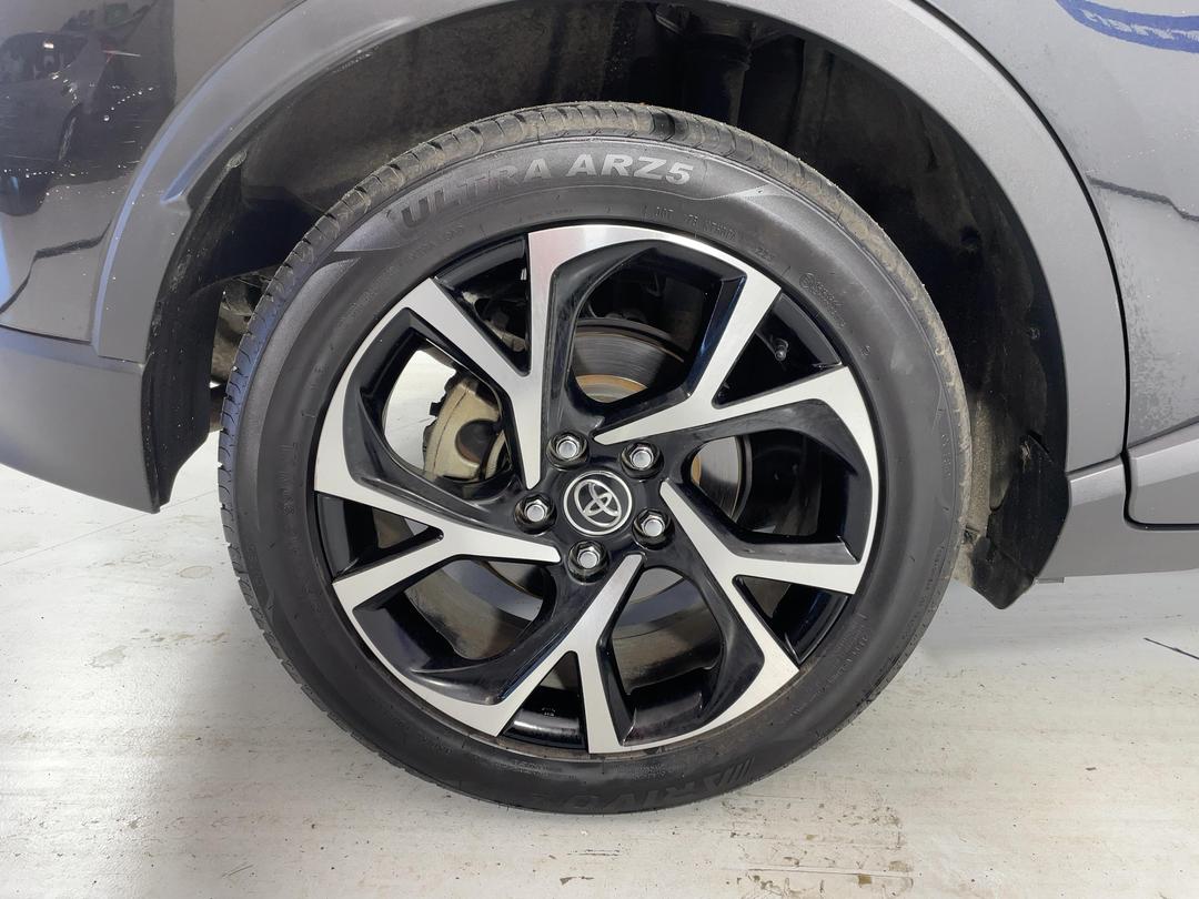 Photo '12' of Toyota C-HR