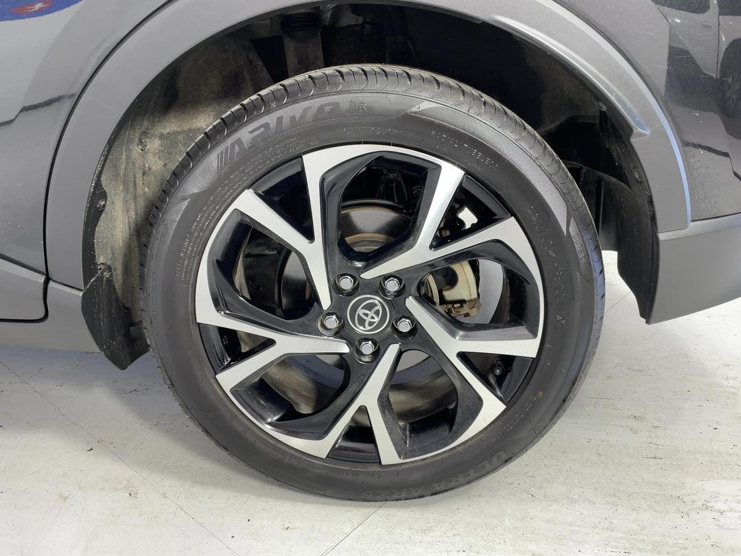 Photo '11' of Toyota C-HR