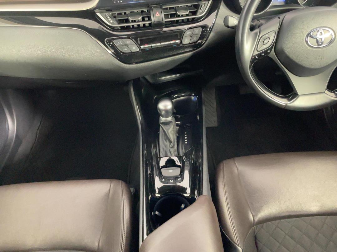 Photo '18' of Toyota C-HR